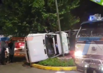 INVESTIGAN SI FALLA MECÁNICA O HUMANA PROVOCÓ EL VUELCO DE UNA CAMIONETA Y EL CHOQUE CONTRA UN POSTE