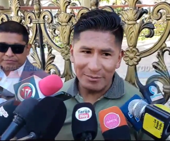 RECOLECTAN FIRMAS EN TARIJA PARA ELIMINAR RENTAS VITALICIAS A EXPRESIDENTES Y REDUCIR SALARIOS DEL EJECUTIVO Y LEGISLATIVO